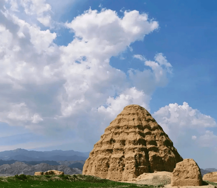 夕阳映照下的宁夏古城美景